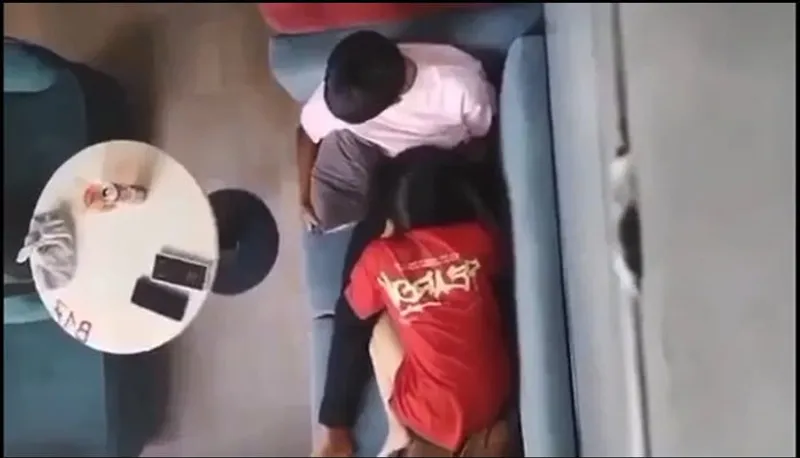 Quay lén người yêu mút liếm cho em ghệ nơi công cộng